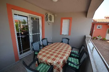 Air-Conditioned 2-Bedroom Apartment in Vir (4 Guests)