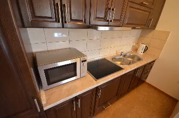 Air-Conditioned 2-Bedroom Apartment in Vir (4 Guests)