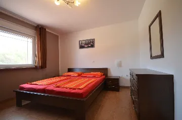 Air-Conditioned 2-Bedroom Apartment in Vir (4 Guests)