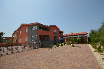 Air-Conditioned 2-Bedroom Apartment for 4 in Vir