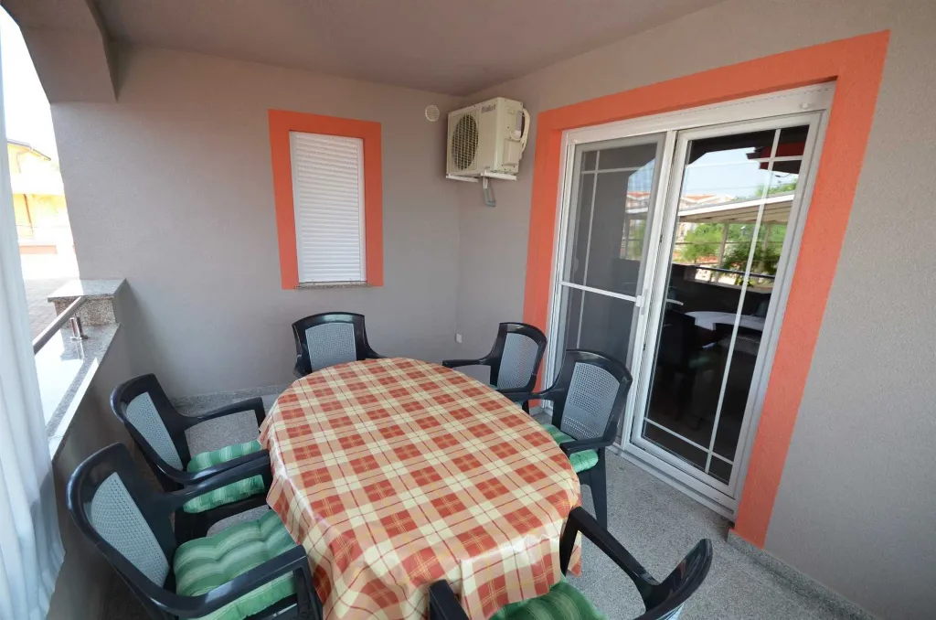 Air-Conditioned 2-Bedroom Apartment for 4 in Vir