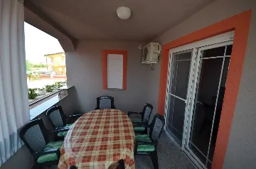 Air-Conditioned 2-Bedroom Apartment for 4 in Vir