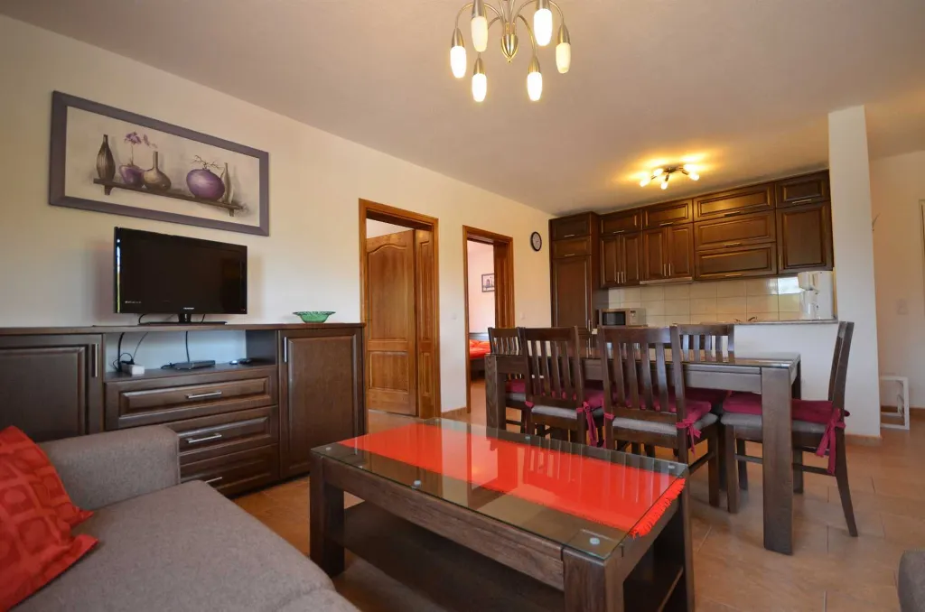 Air-Conditioned 2-Bedroom Apartment for 4 in Vir