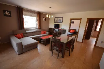 Air-Conditioned 2-Bedroom Apartment for 4 in Vir