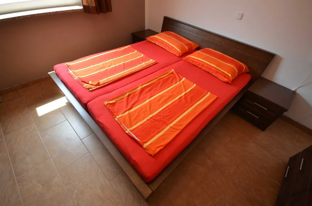 Air-Conditioned 2-Bedroom Apartment for 4 in Vir
