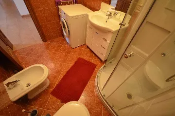 Air-Conditioned 2-Bedroom Apartment for 4 in Vir