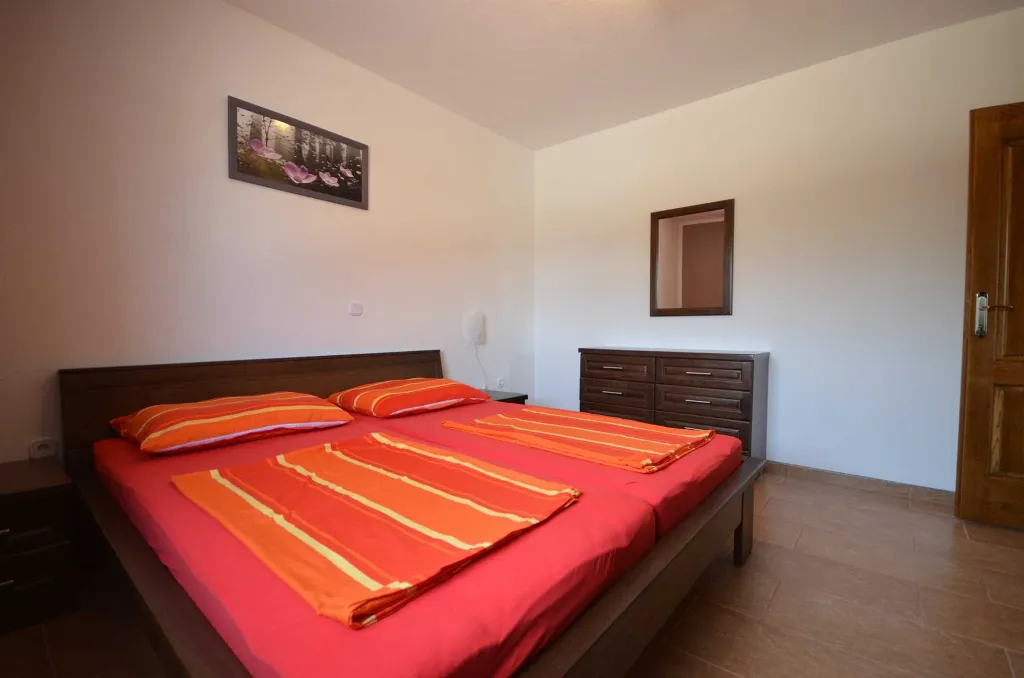 Air-Conditioned 2-Bedroom Apartment for 4 in Vir