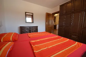 Air-Conditioned 2-Bedroom Apartment for 4 in Vir