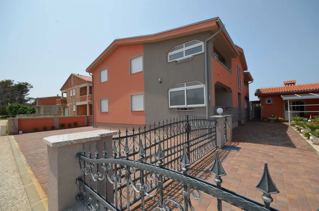 Air-Conditioned Two-Bedroom Apartment in Vir for 4
