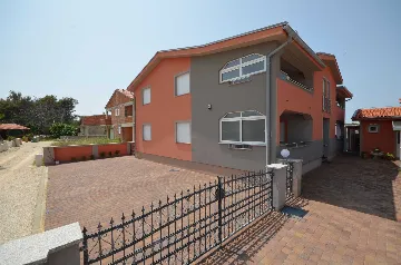 Air-Conditioned Two-Bedroom Apartment in Vir for 4