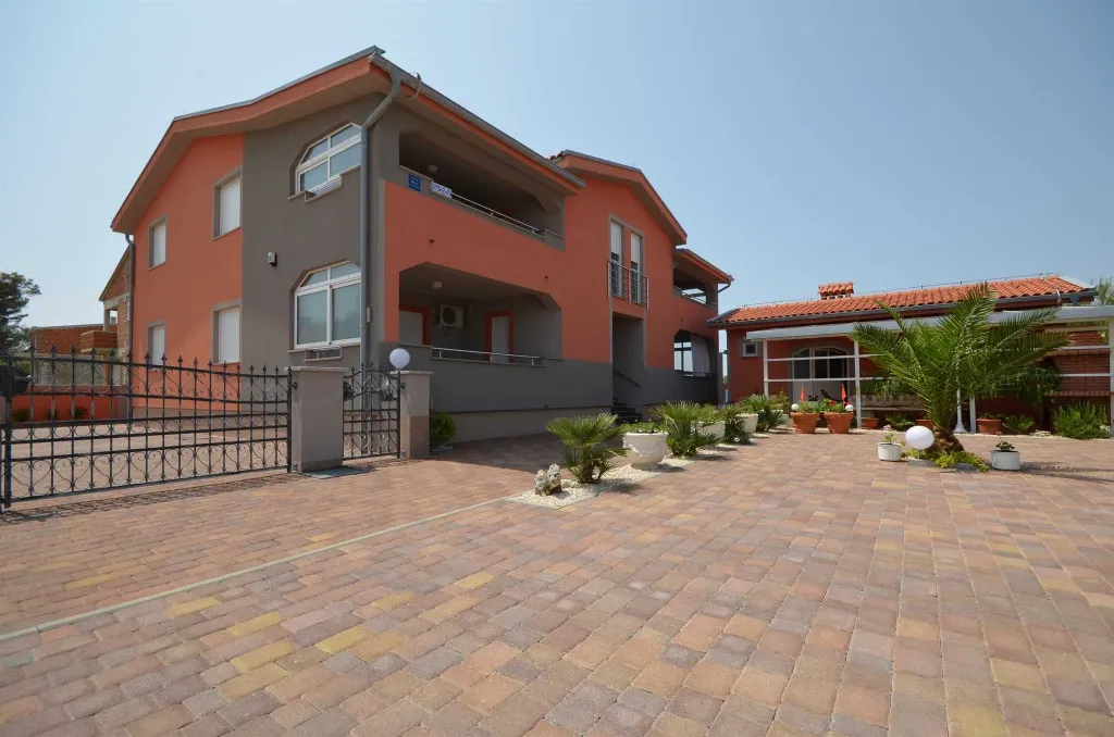Air-Conditioned Two-Bedroom Apartment in Vir for 4