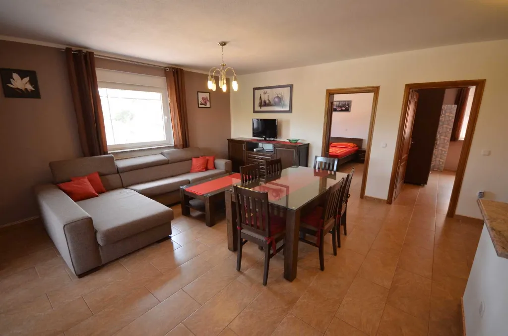 Air-Conditioned Two-Bedroom Apartment in Vir for 4