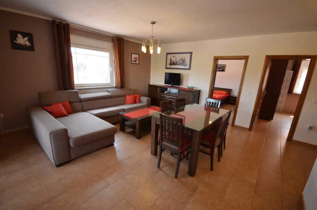 Air-Conditioned Two-Bedroom Apartment in Vir for 4