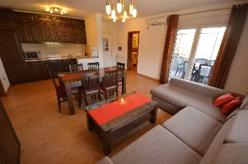 Air-Conditioned Two-Bedroom Apartment in Vir for 4