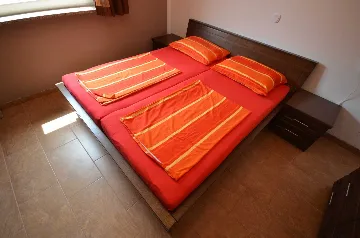 Air-Conditioned Two-Bedroom Apartment in Vir for 4