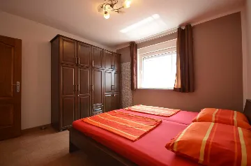 Air-Conditioned Two-Bedroom Apartment in Vir for 4