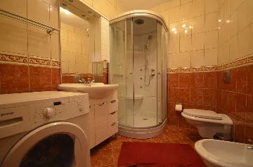 Air-Conditioned Two-Bedroom Apartment in Vir for 4