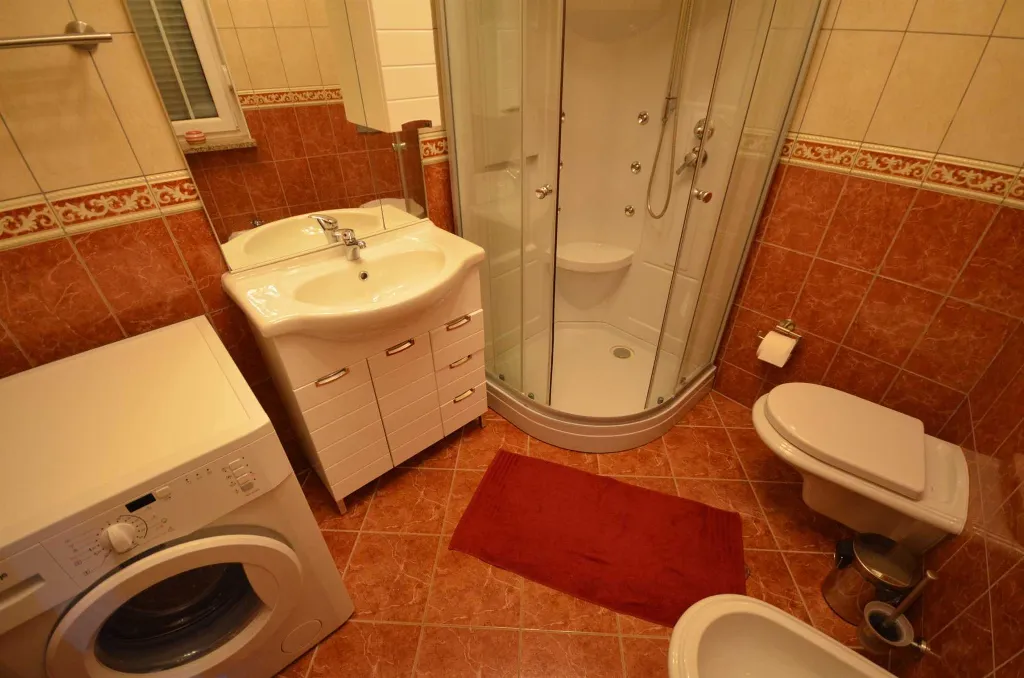Air-Conditioned Two-Bedroom Apartment in Vir for 4