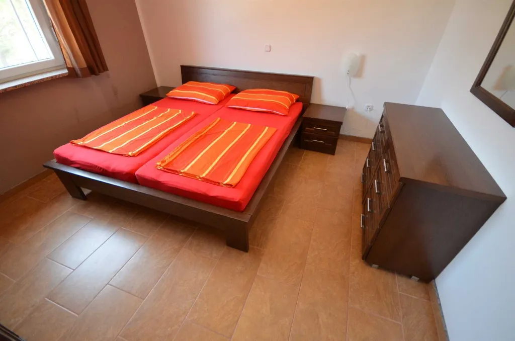 Air-Conditioned Two-Bedroom Apartment in Vir for 4