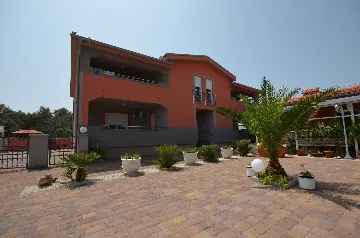 Apartment for 4 Guests in Vir with Air Conditioning