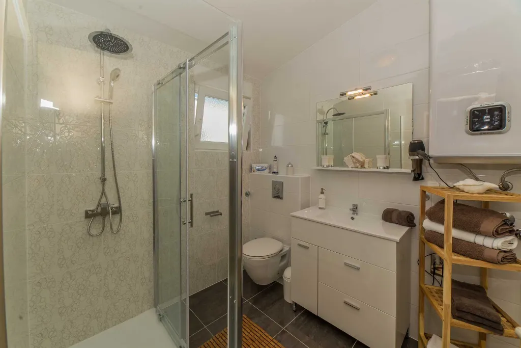 Vir Apartment for 4-6 Guests, 200m to Jadro Beach