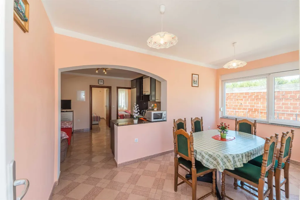 Ground-Floor Apartment in Vir for 4–5 Guests