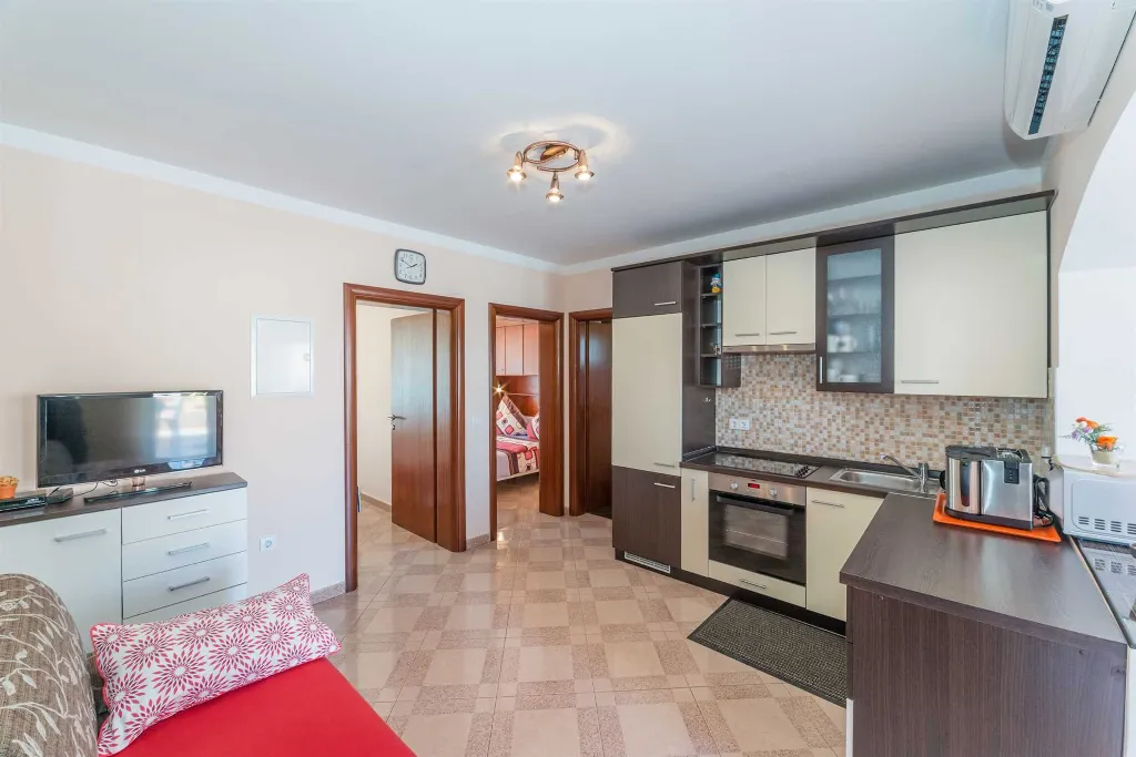 Ground-Floor Apartment in Vir for 4–5 Guests