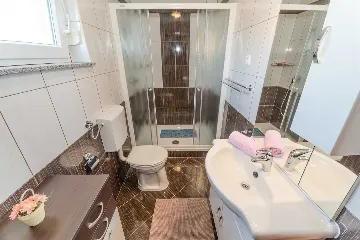 Ground-Floor Apartment in Vir for 4–5 Guests