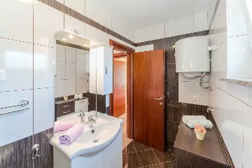 Ground-Floor Apartment in Vir for 4–5 Guests