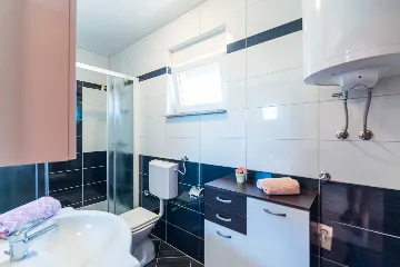 Apartment in Vir for 4–5 Guests, 50 m to Beach