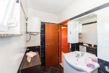 Apartment in Vir for 4–5 Guests, 50 m to Beach