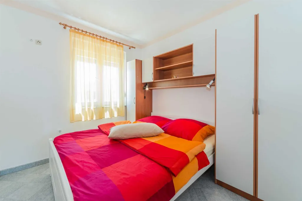 Apartment in Vir for 4–5 Guests, 50 m to Beach