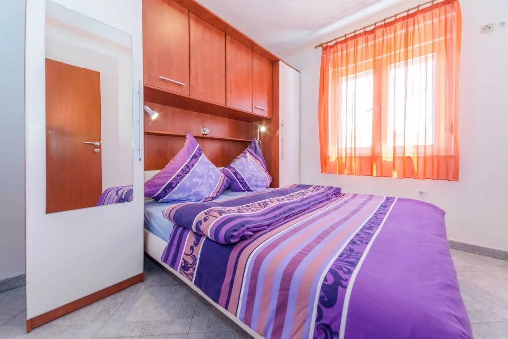 Apartment in Vir for 4–5 Guests, 50 m to Beach
