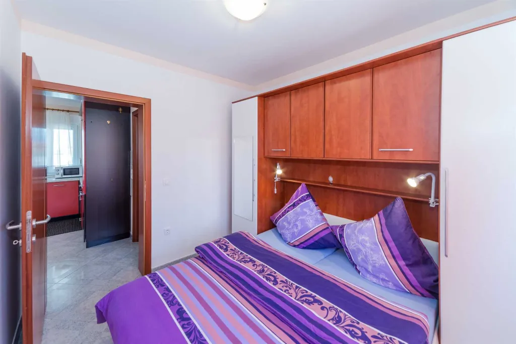 Apartment in Vir for 4–5 Guests, 50 m to Beach