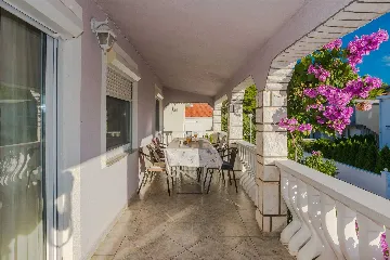 3-Bedroom Apartment in Vir for 6-8 Guests