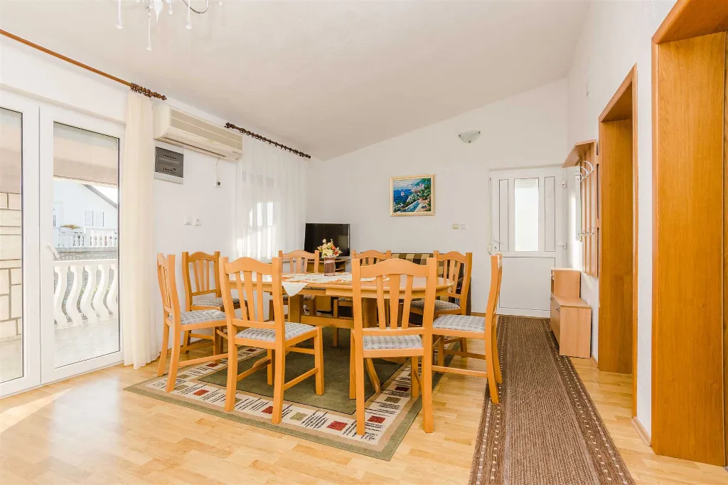 3-Bedroom Apartment in Vir for 6-8 Guests