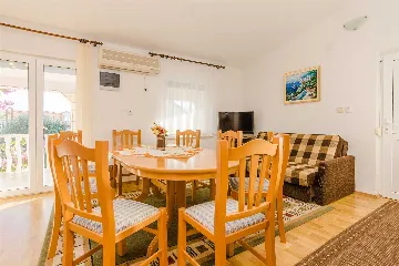 3-Bedroom Apartment in Vir for 6-8 Guests