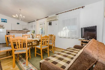 3-Bedroom Apartment in Vir for 6-8 Guests