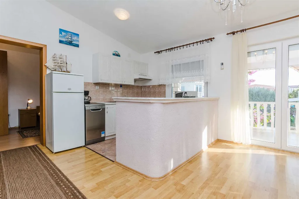 3-Bedroom Apartment in Vir for 6-8 Guests