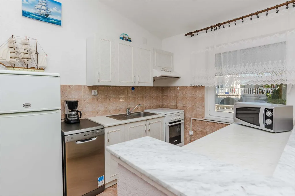 3-Bedroom Apartment in Vir for 6-8 Guests