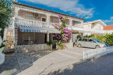 3-Bedroom Apartment in Vir for 6-8 Guests