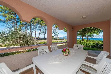 3-Bedroom Apartment in Vir, 30 m to Smratine Beach