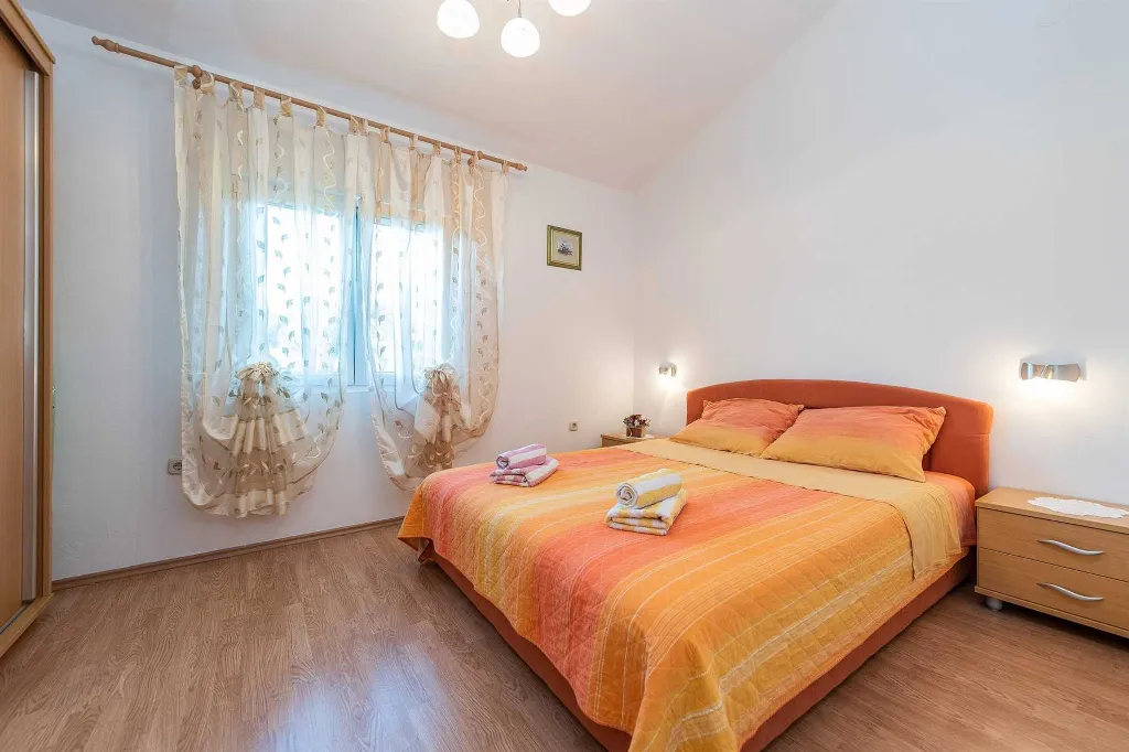 3-Bedroom Apartment in Vir, 30 m to Smratine Beach