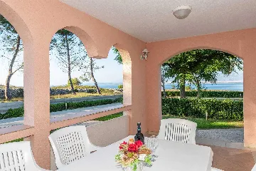 3-Bedroom Apartment in Vir, 30 m to Smratine Beach