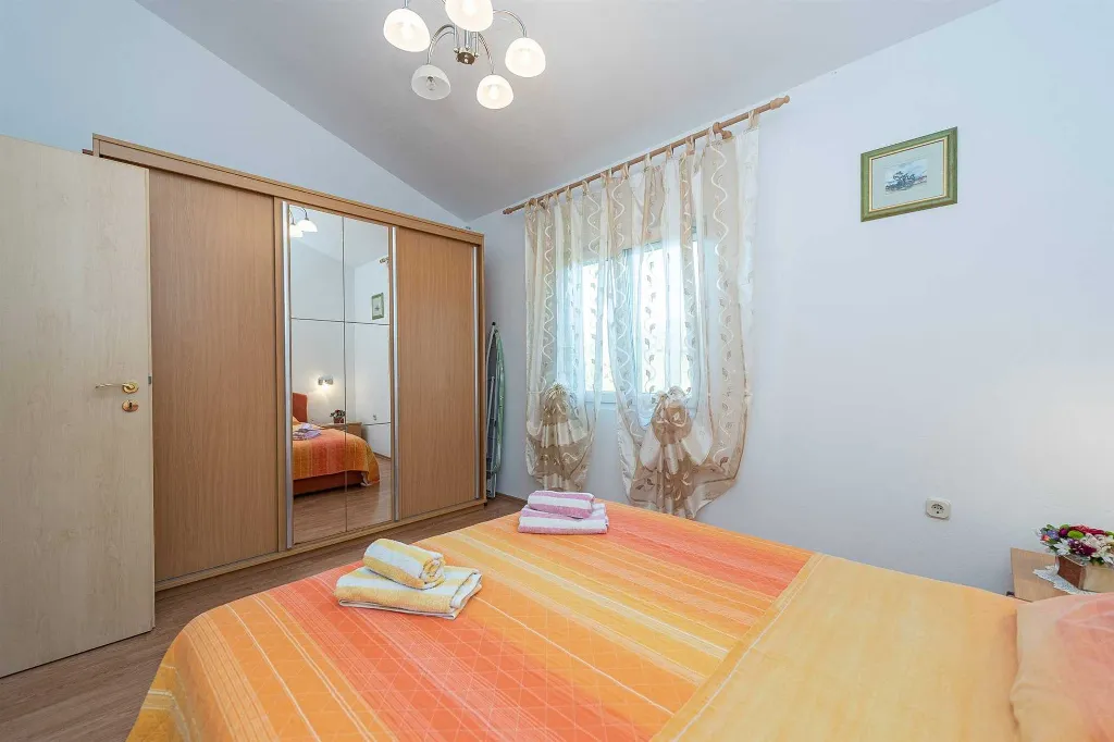 3-Bedroom Apartment in Vir, 30 m to Smratine Beach