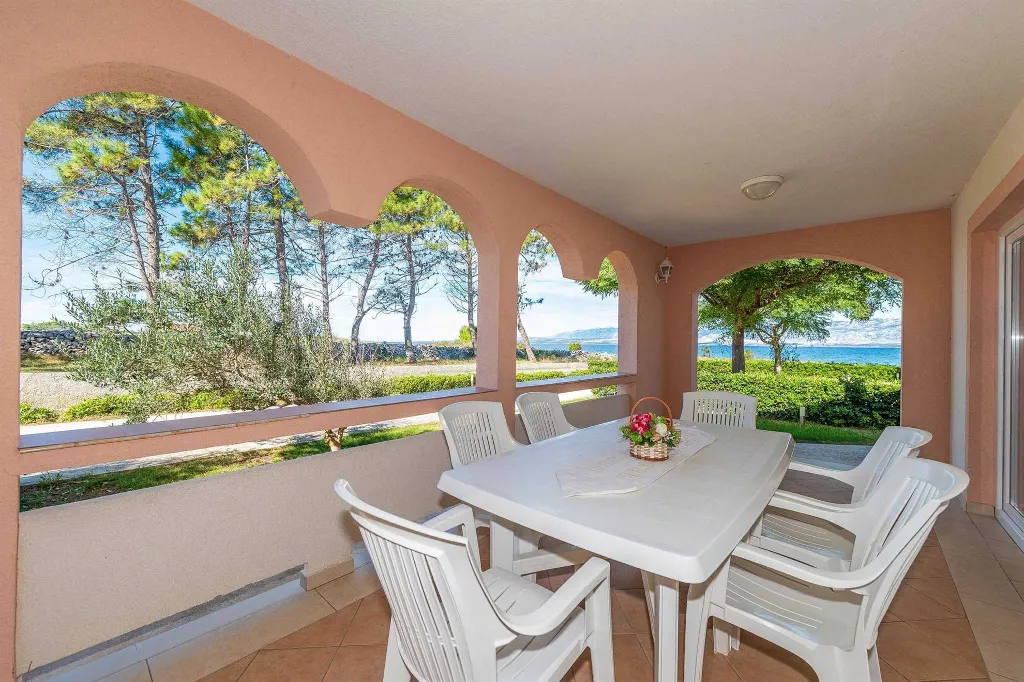 3-Bedroom Apartment in Vir, 30 m to Smratine Beach