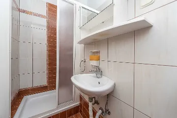 3-Bedroom Apartment in Vir, 30 m to Smratine Beach