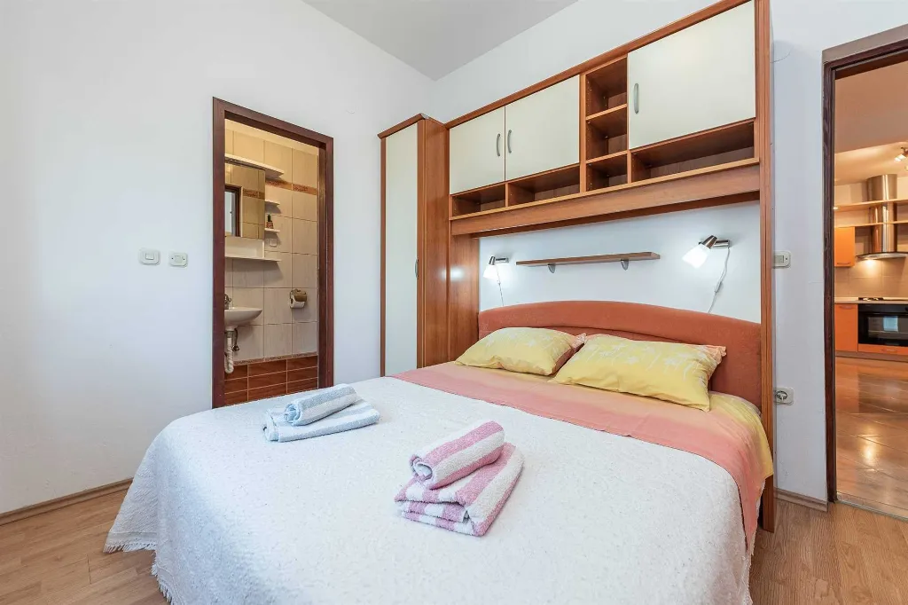 3-Bedroom Apartment in Vir, 30 m to Smratine Beach