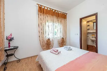 3-Bedroom Apartment in Vir, 30 m to Smratine Beach
