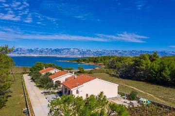 3-Bedroom Apartment in Vir, 30 m to Smratine Beach